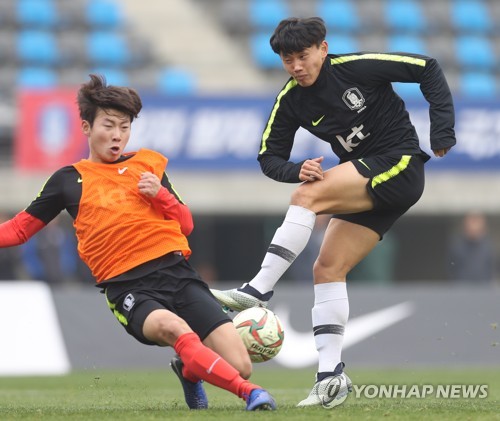 슈팅하는 U-22 축구대표팀의 공격수 조영욱(오른쪽)