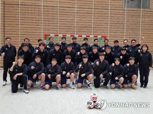 첫훈련 전 결의다지는 핸드볼 남북단일팀 선수들