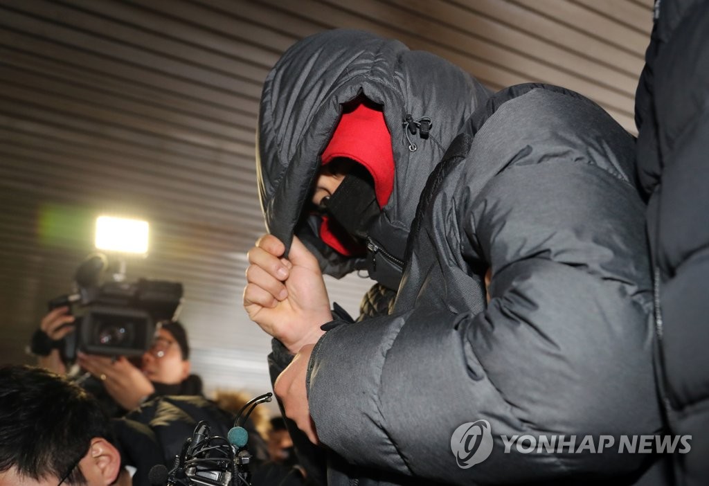 얼굴가리는 이용원 살인 범인