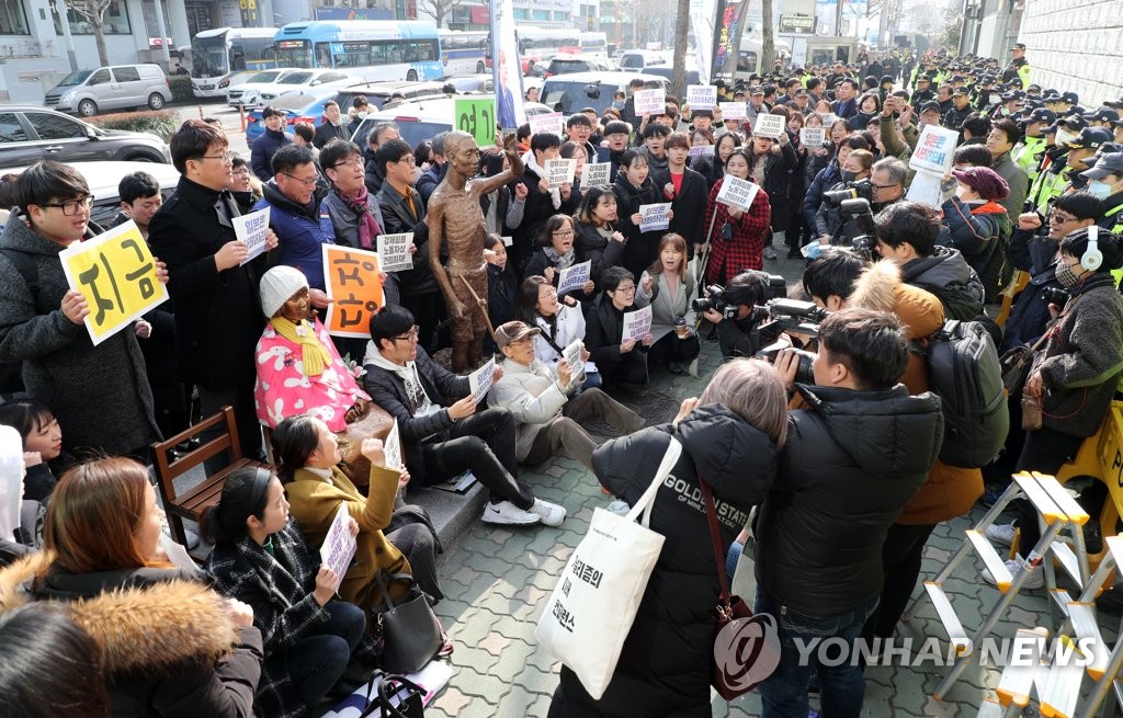 "노동자상을 반드시 소녀상 옆에"