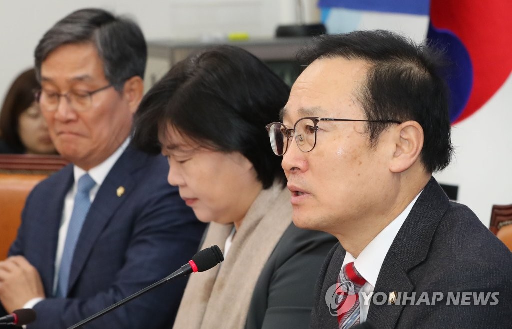 발언하는 홍영표 원내대표