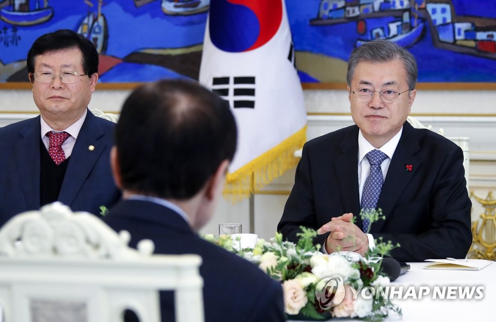 이해찬 대표 발언 듣는 문 대통령