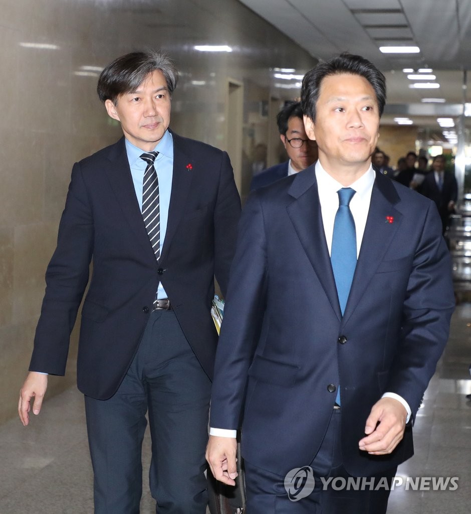 오후 회의 입장하는 임종석 비서실장과 조국 민정수석