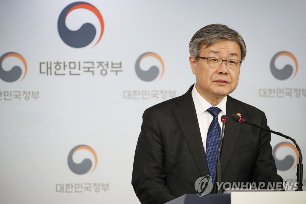 '최저임금 결정구조 이원화' 초안 발표하는 이재갑 장관