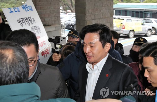 어렵게 제주도청 들어서는 원희룡 지사