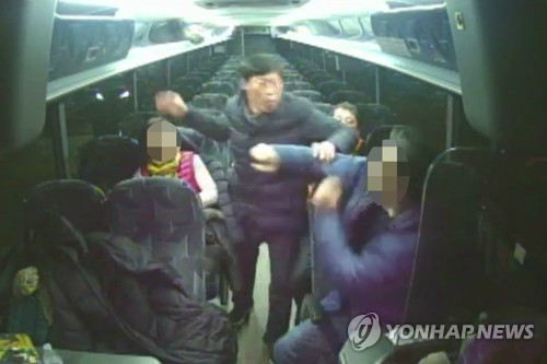 박종철 의원 주먹질…동료 의원은 구경만