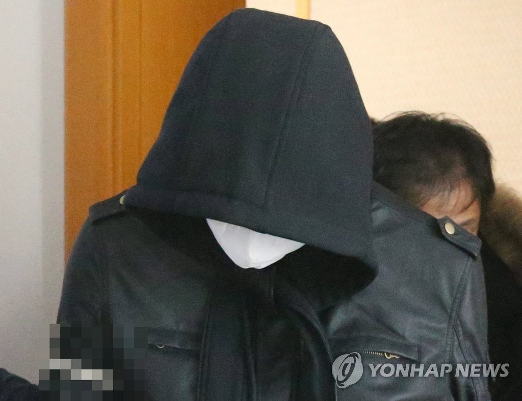 법정 나서는 존속살해 피의자