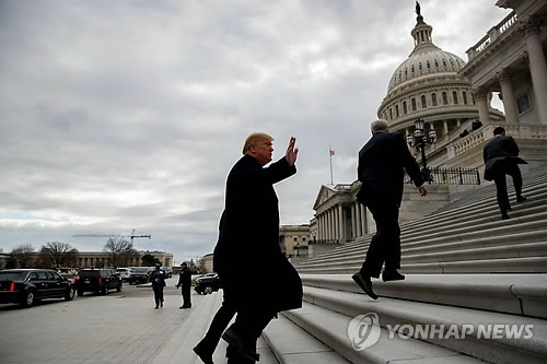 의사당 도착한 트럼프…"(셧다운 협의) 완전한 시간 낭비"