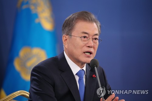 질문에 답하는 문 대통령