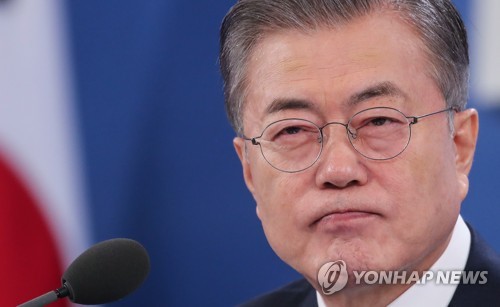 질문 듣는 문 대통령