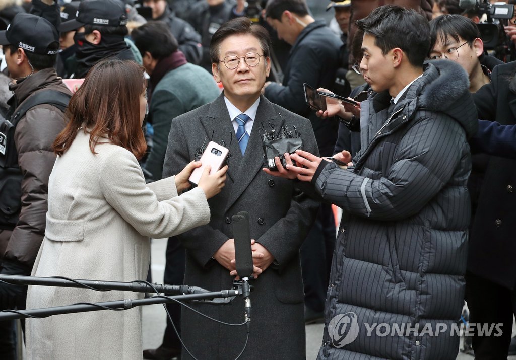 京畿道知事が初公判に出廷 京畿道知事が初公判に出廷
