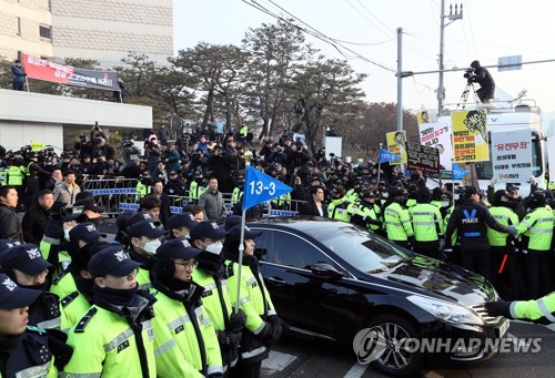 북적이는 대법원 앞