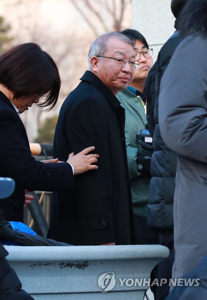 취재진 바라보는 양승태 전 대법원장
