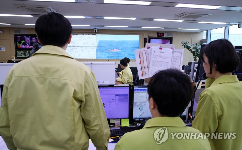 욕지도 낚시어선 사고 구조 상황 점검하는 해수부