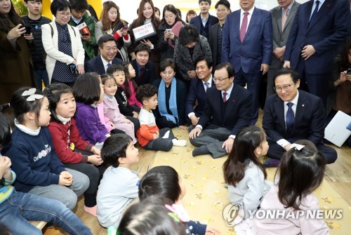 어린이들과 시간 보내는 이해찬, 홍영표