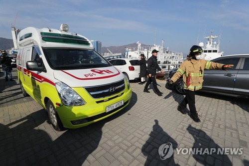 전복된 무적호 구조자 여수신항 도착