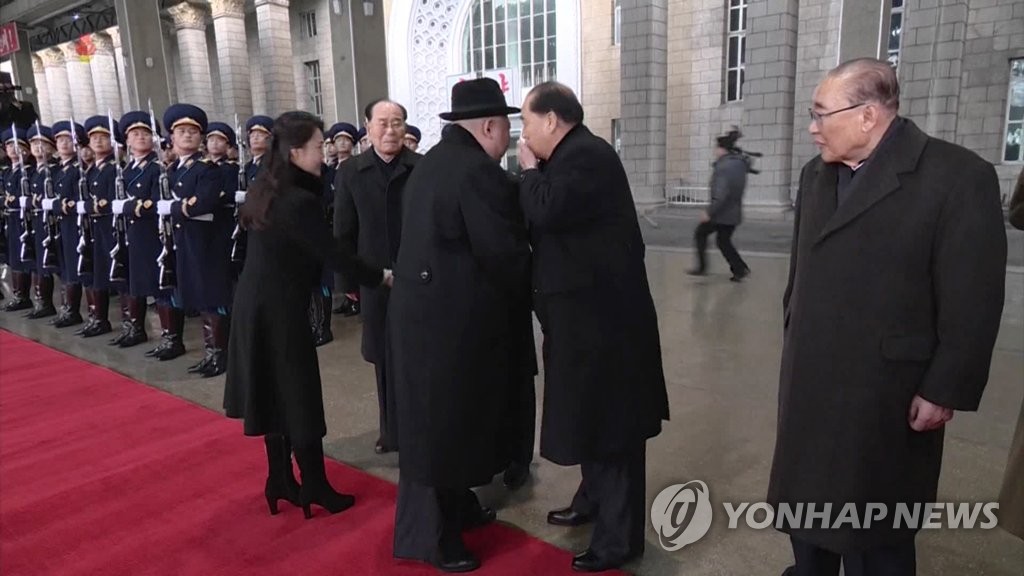 正恩氏の耳元で 正恩氏の耳元で