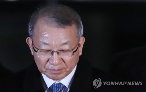 고개 숙인 양승태 전 대법원장