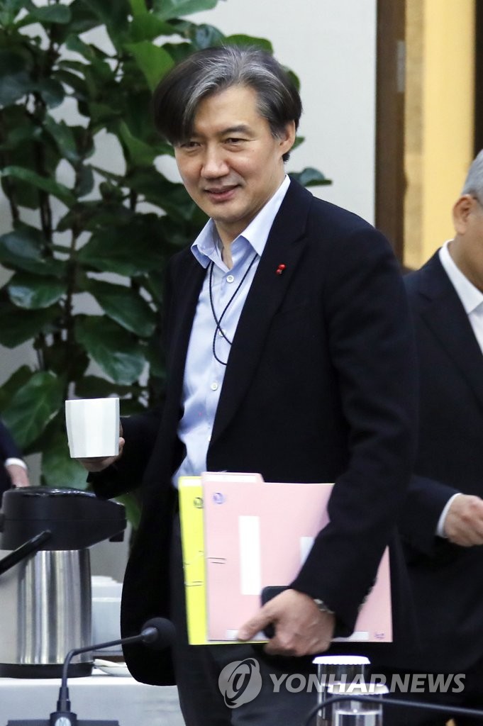 올해 첫 수석ㆍ보좌관회의 입장하는 조국 민정수석