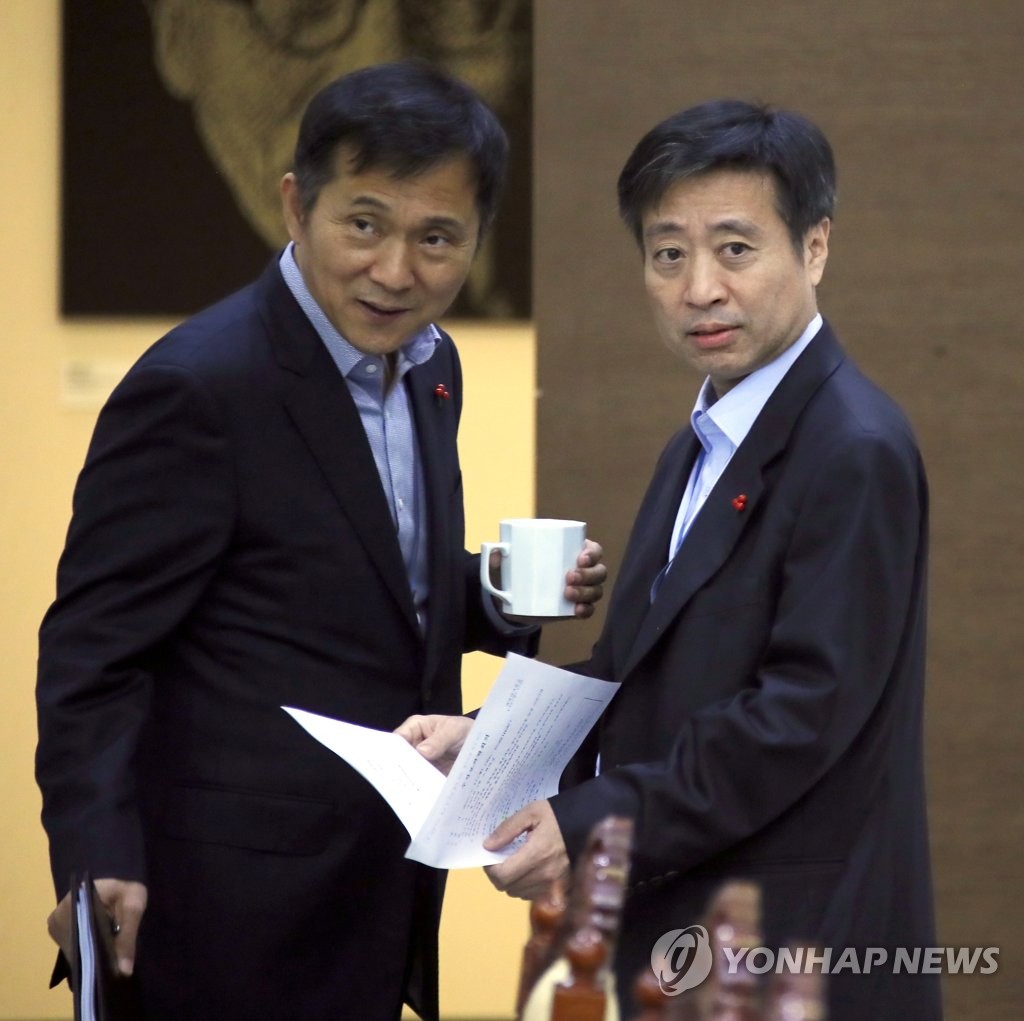 올해 첫 수석ㆍ보좌관회의 입장하는 윤도한 국민소통수석