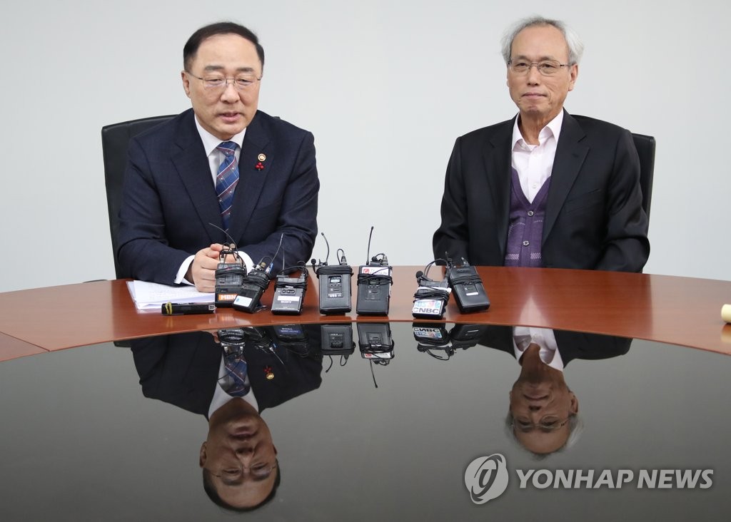 발언하는 홍남기 부총리