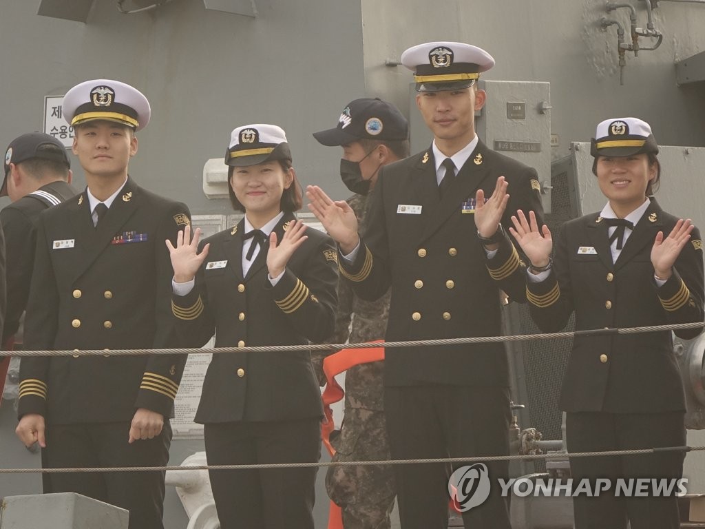 화답하는 충무공이순신함 탑승 해군 사관생도들
