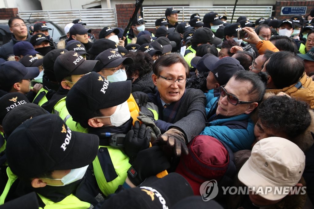 전두환 집 앞으로 간 5·18 관련 3단체