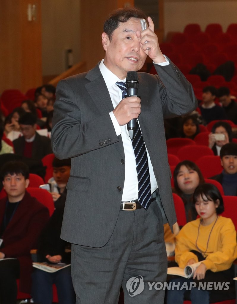 청년 앞에서 강연하는 김병준