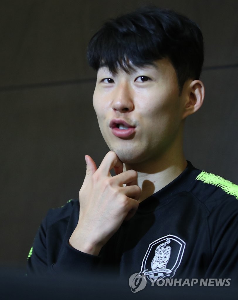 답변하는 손흥민