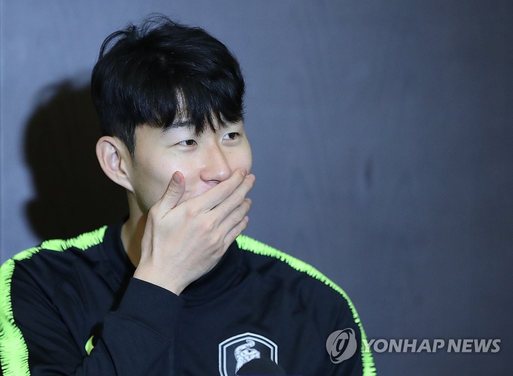 미소 짓는 손흥민
