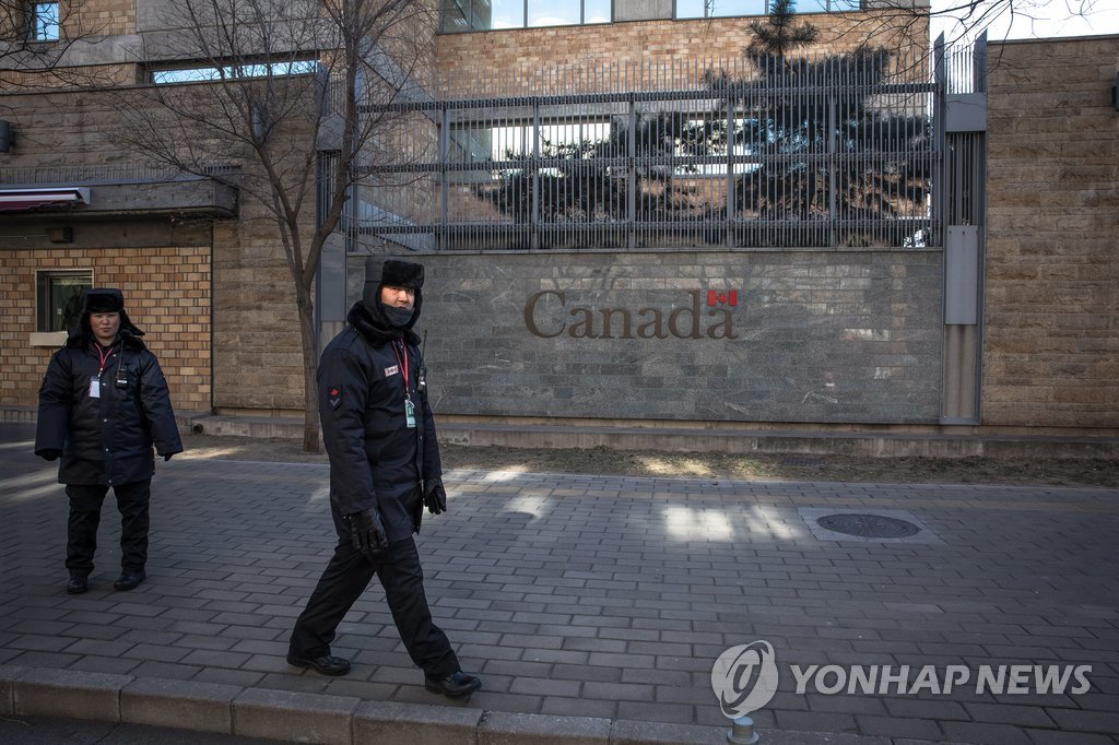 베이징 캐나다대사관 경비원들…加, 자국인 사형선고에 '中여행 주의보'