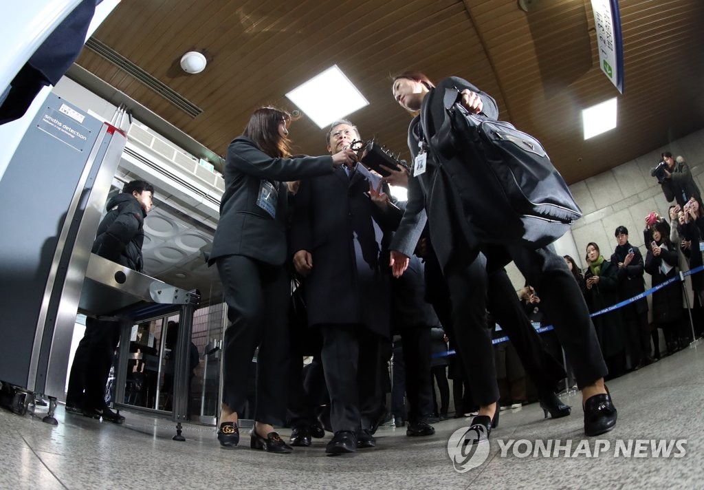 박병대 전 대법관도 포토라인 패싱