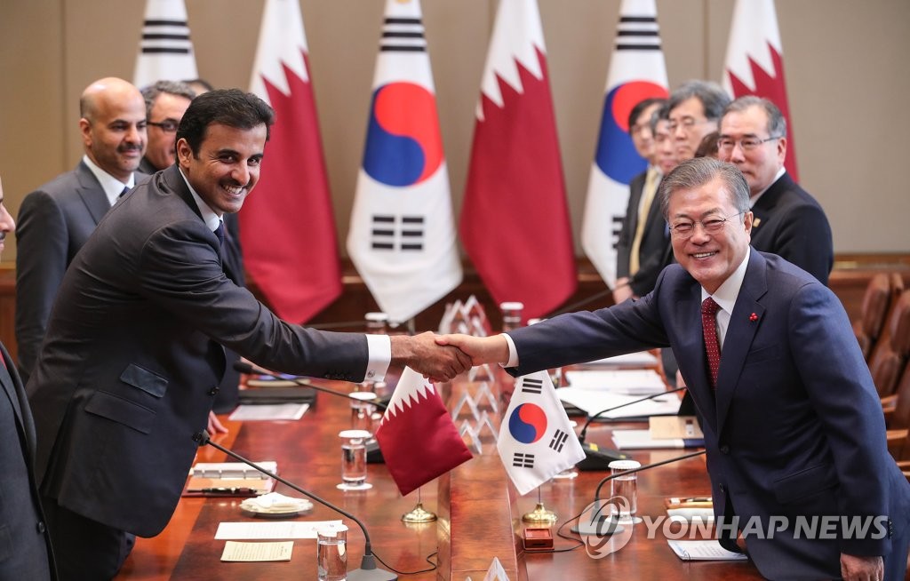 악수하는 문 대통령과 하마드 카타르 국왕