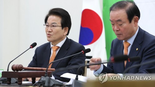 의원총회에서 발언하는 정동영