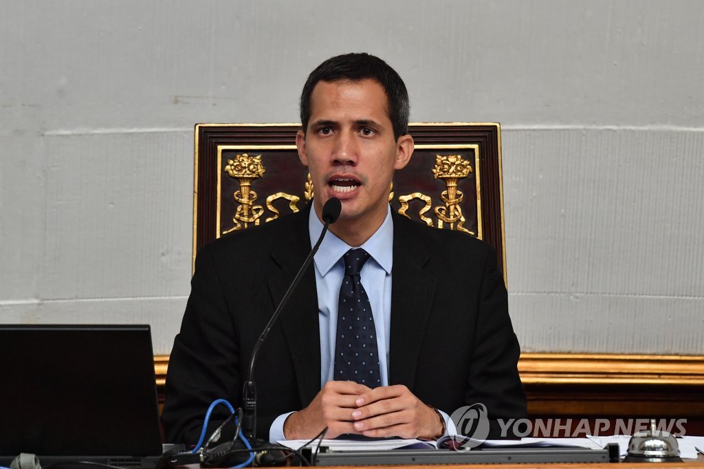 국회서 발언하는 베네수엘라 '임시대통령' 과이도 국회의장