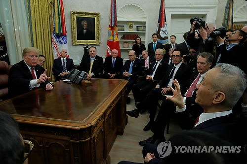 백악관 집무실서 류허 중국 부총리 만나는 트럼프