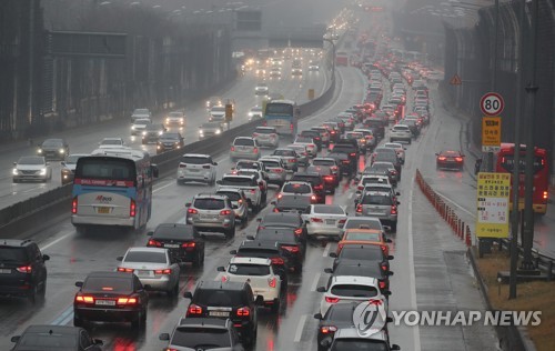 비 오는 날의 고속도로