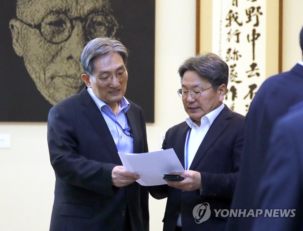 얘기 나누는 노영민 비서실장과 강기정 정무수석