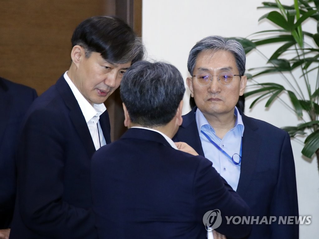 강기정 정무수석 얘기 듣는 노영민 비서실장과 조국 민정수석