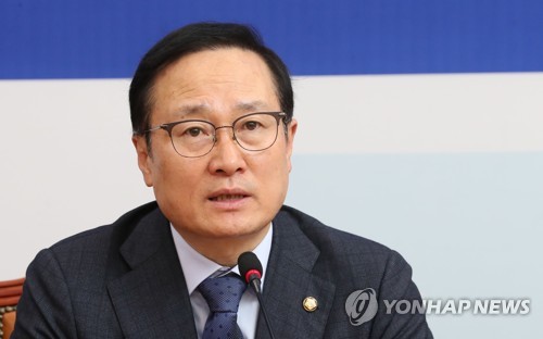 원내대책회의에서 발언하는 홍영표