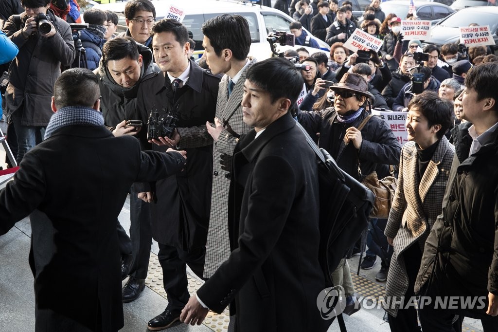 수원지검 출석하는 김태우