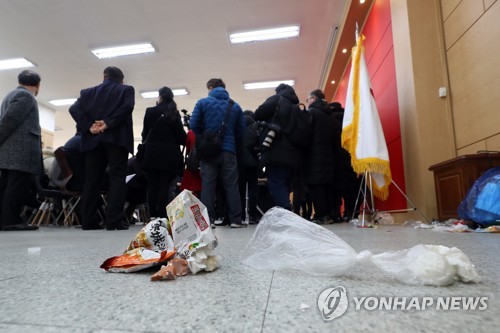 쓰레기 흩어진 김진태 광주방문 행사장