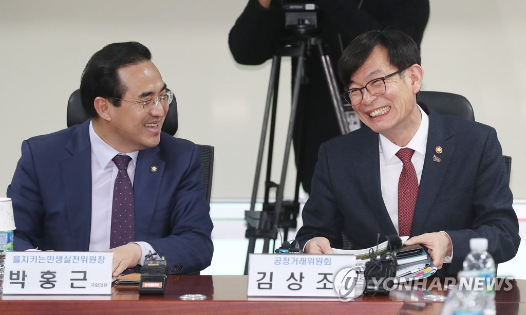 얘기 나누는 박홍근 을지로위원장과 김상조 공정위원장