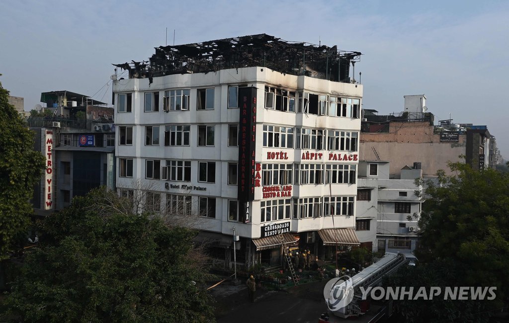화재로 최소 17명 사망한 뉴델리의 아르피트 팰리스 호텔