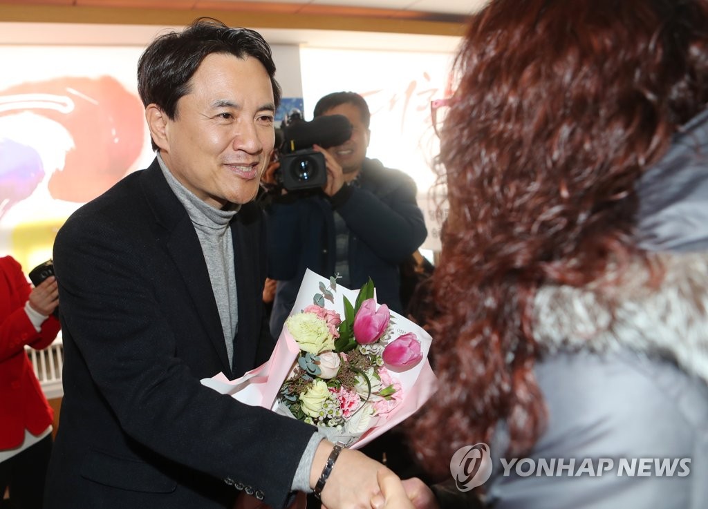 꽃다발 받는 김진태 의원