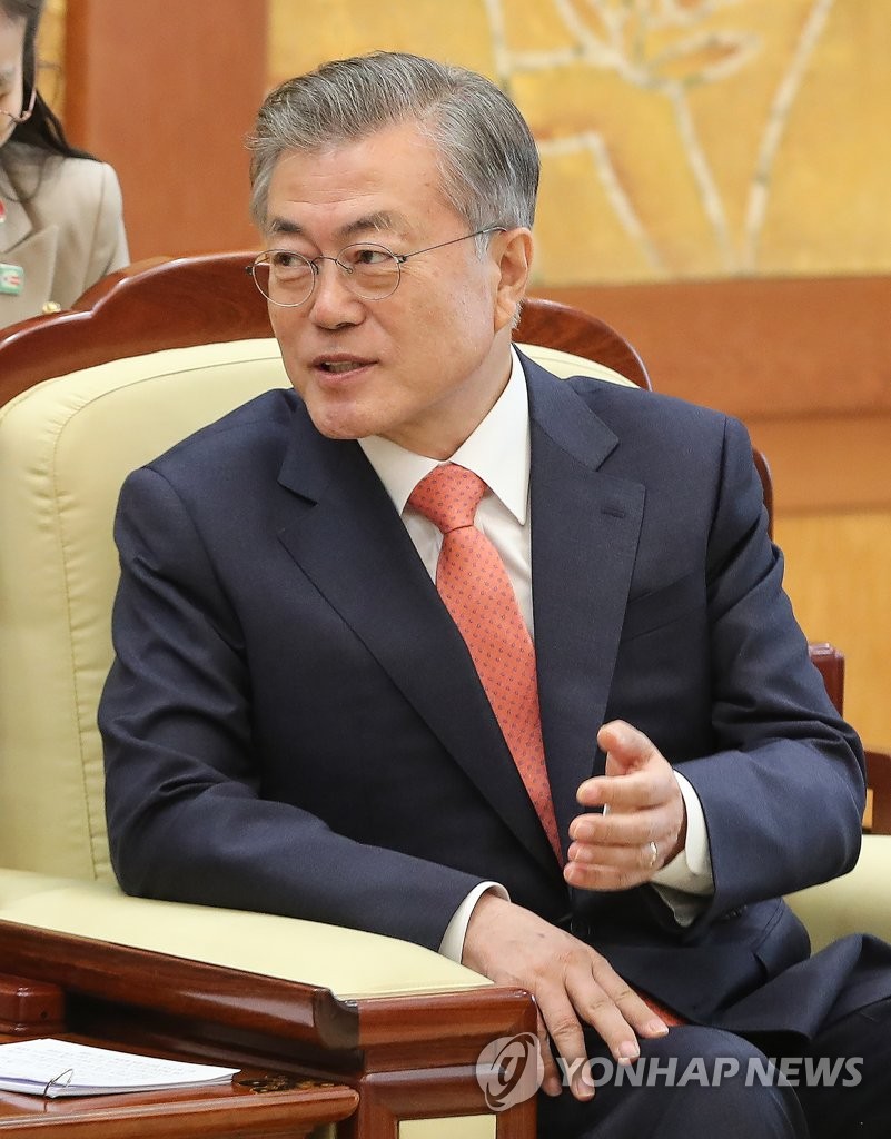 오스트리아 쿠르츠 총리에게 인사말 하는 문 대통령