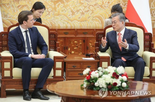 오스트리아 총리에게 발언하는 하는 문 대통령