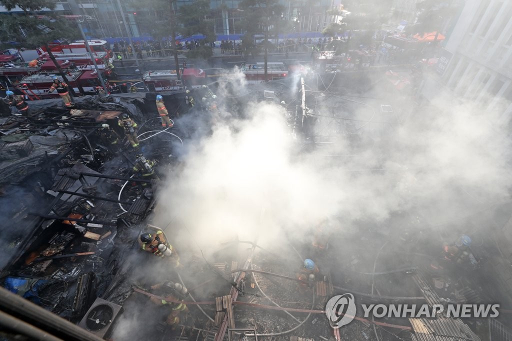 막바지 진화 작업 벌이는 소방대원들