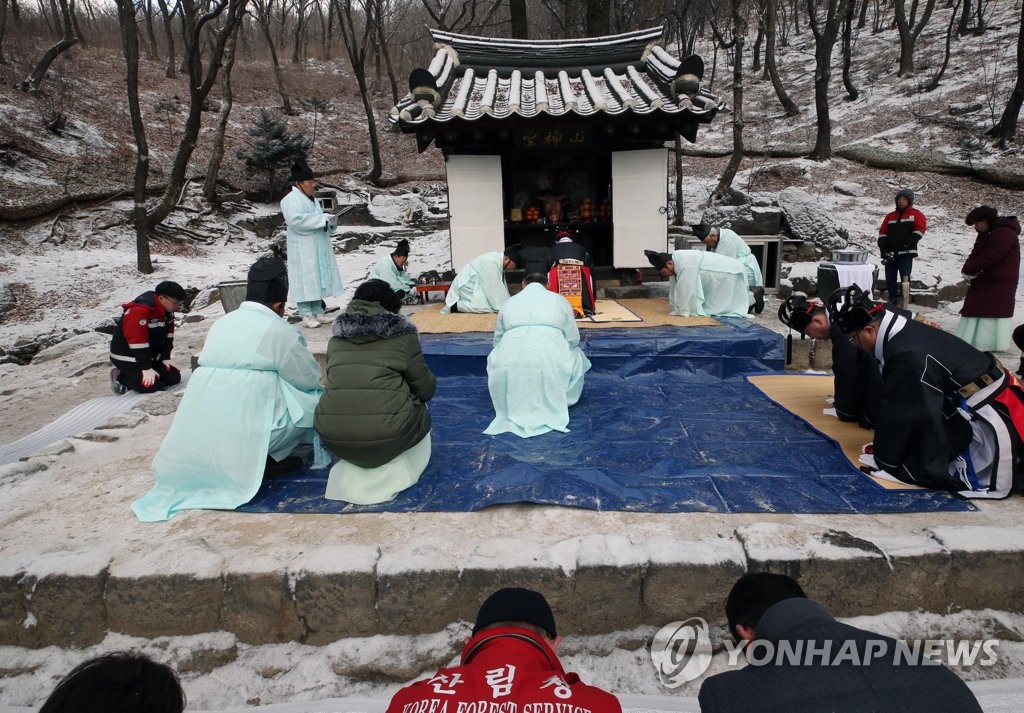 '동해안 봄철 산불 비상' 산신제 지내는 산림청