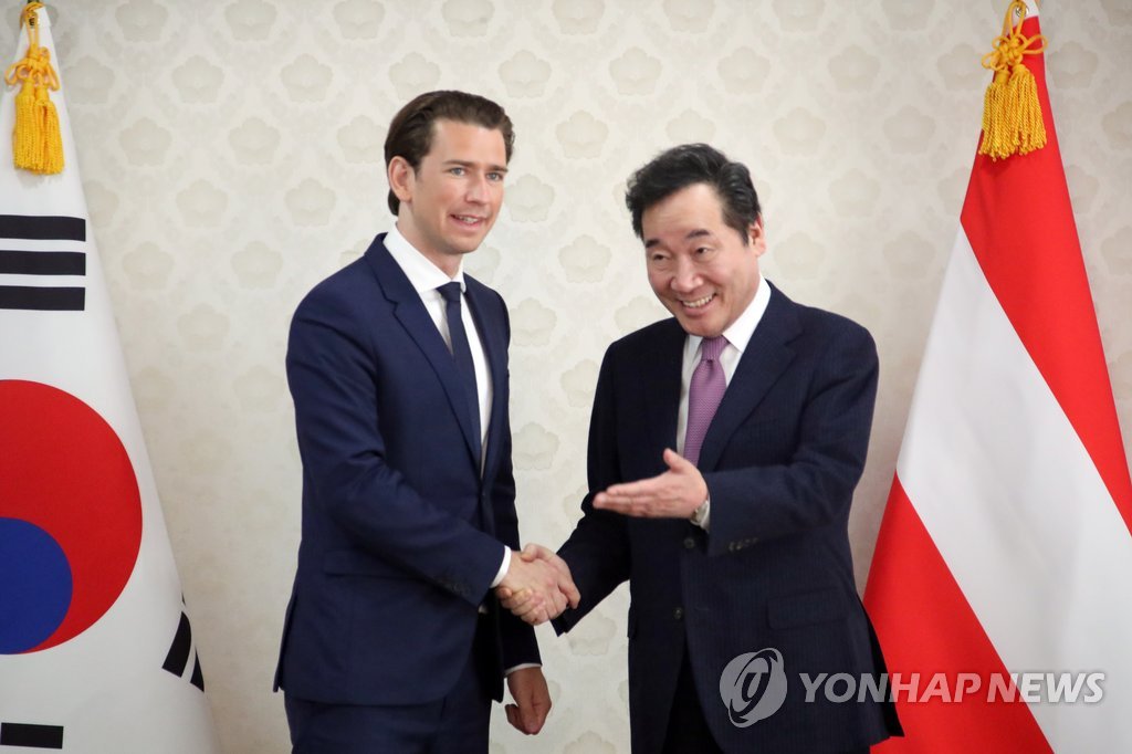 이낙연 총리, 오스트리아 총리와 악수